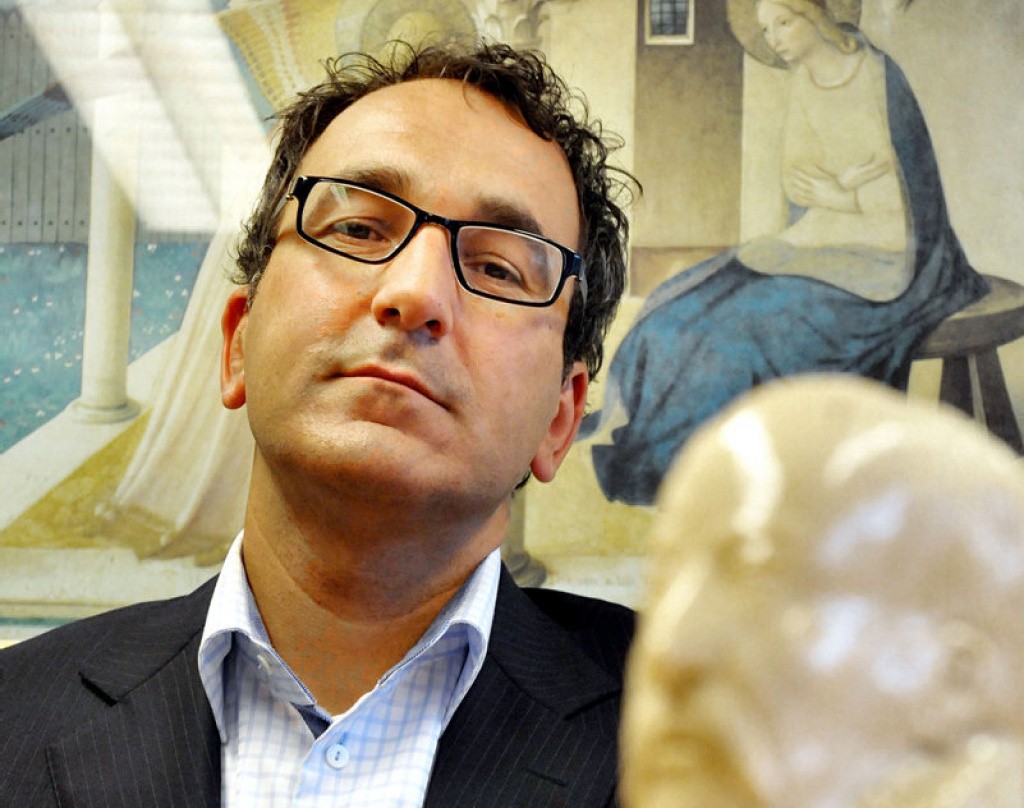 AMSTERDAM - ARCHIEFFOTO. Diederik Stapel heeft vrijwillig zijn doctorstitel ingeleverd bij de Universiteit van Amsterdam. Volgens een woordvoerder is er geen druk uitgeoefend op de hoogleraar die in opspraak is geraakt omdat hij onderzoeksgegevens heeft vervalst. De universiteit zegt zijn besluit te respecteren. ANP JACK TUMMERS