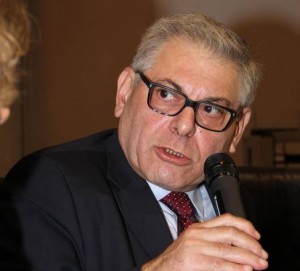 Il dottor Fabrizio Oleari, capo Dipartimento della sanita' pubblica e dell'innovazione, presso il Padiglione Vinci dell'ospedale SS.Annunziata, dove e' stato presentato lo studio 'Sentieri' con i dati sulla mortalita' e le malattie collegate alla qualita' dell'aria, Taranto, 22 ottobre 2012. ANSA/RENATO INGENITO