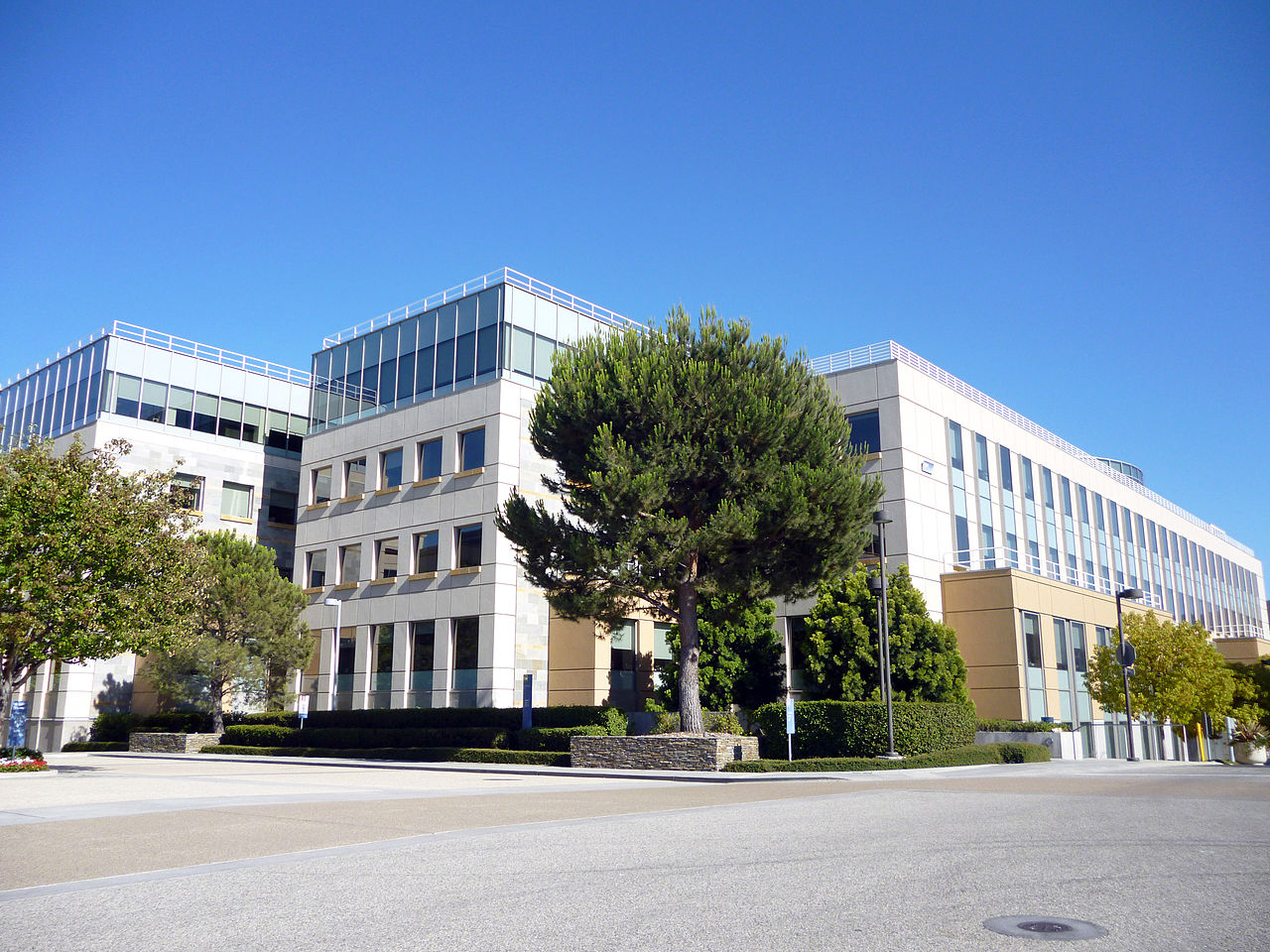 1280px-Amgenheadquarters